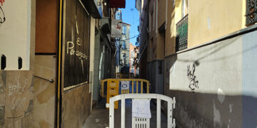 Cerrada al tráfico peatonal la calle Bardales por peligro de desprendimientos