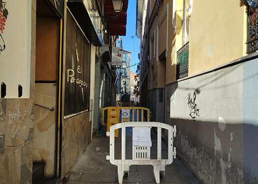 Cerrada al tráfico peatonal la calle Bardales por peligro de desprendimientos 1 Cerrada la calle Bardales por peligro de desprendimientos