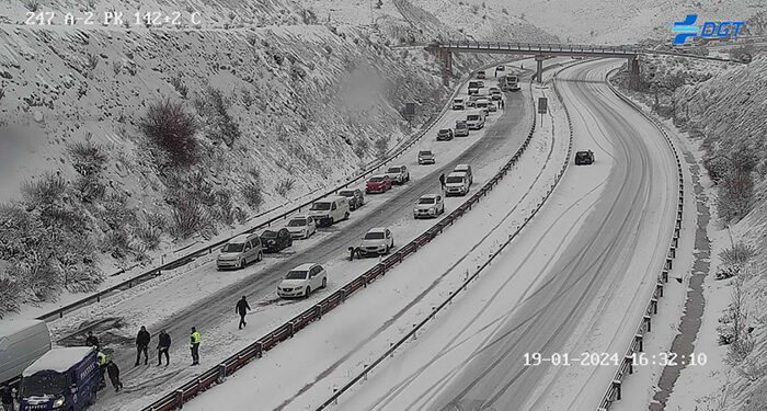 Cortada la A-2 a su paso por Alcolea del Pinar