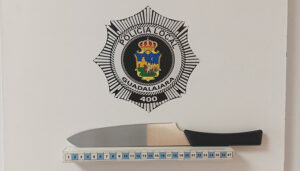 Detenido en Guadalajara un hombre agresivo con un cuchillo de grandes dimensiones