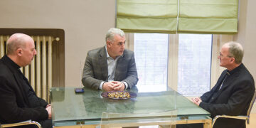 José Luis Vega y el obispo Julián Ruiz Martorell celebran su primera reunión