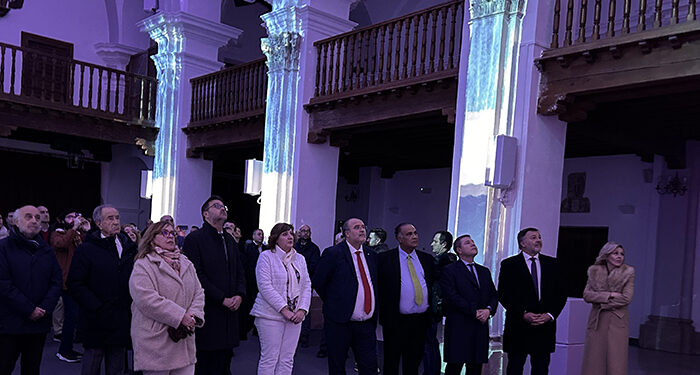 La Iglesia de San Miguel vuelve a ponerse a disposición de la ciudadanía tras la rehabilitación integral que en ella se ha llevado a cabo y lo hace “a lo grande”, según ha destacado el alcalde de Cuenca, Darío Dolz, al estrenarse el espectáculo de luz y sonido ‘Luz Cuenca’ que allí se va a poder disfrutar a partir de este jueves 25 de enero. Lo ha señalado en la atención a medios de comunicación que ha tenido lugar tras la inauguración oficial, que ha estado presidida por el presidente de Castilla-La Mancha, Emiliano García-Page, y tras poder disfrutar de esta proyección. Dolz ha informado de que la inversión en la rehabilitación de la Iglesia de San Miguel ha superado los 425.000 euros a través de diferentes proyectos ejecutados a través del Consorcio de la Ciudad de Cuenca, concretamente la rehabilitación de las cubiertas, la eliminación de humedades, la ampliación de la instalación eléctrica y el acondicionamiento interior del espacio. Actuaciones que “han tenido además sus dificultades”, recordando que “hace un año pudimos ver unas espectaculares imágenes de un helicóptero realizando varios viajes sobre la hoz para trasladar escombros, al no ser accesible esta iglesia para vehículos pesados”. “Lo importante -ha añadido Dolz- es que ya tenemos este espacio en perfectas condiciones y, además, convertido en un recurso cultural y turístico de primer orden”. En este punto ha agradecido al presidente García-Page y al Gobierno de Castilla-La Mancha su implicación para poner en marcha el citado espectáculo de luz y sonido que “va a suponer un foco de atracción para los conquenses y para nuestros turistas y visitantes”. Como se ha apuntado, el espectáculo podrá disfrutarse desde este jueves 25 de enero y durante su primer mes será gratuito, para pasar a ser después la entrada por el “asequible precio” de dos euros. En cuanto a los pases, serán los jueves a las 19:00 y a las 20:00 horas; los viernes a las 12:00, 13:00, 18:00, 19:00 y 20:00 horas; sábados a las 11:00, 12:00, 13:00, 18:00, 19:00 y 20:00 horas; y domingos y festivos a las 11:00, 12:00 y 13:00 horas. El alcalde ha aprovechado para incidir en la importancia que va a tener la cultura en este 2024, en que se celebra el centenario del nacimiento de Fernando Zóbel, “acontecimiento que hemos venido a llamar Año Zóbel y que va a tener su pistoletazo de salida este domingo en Fitur”. Pero, además, el 50 aniversario del fallecimiento de Federico Muelas y el 30 aniversario del Teatro Auditorio ‘José Luis Perales’, que “ya adelanté hace unos días que celebraremos con un evento muy especial”. En el acto han estado presentes, además del alcalde y presidente del Consorcio de la Ciudad de Cuenca, Darío Dolz, y el presidente de Castilla-La Mancha, Emiliano García-Page, el vicepresidente primero regional, José Luis Martínez Guijarro; el consejero de Educación, Cultura y Deportes, Amador Pastor; el presidente de la Diputación Provincial de Cuenca, Álvaro Martínez Chana; la subdelegada del Gobierno en Cuenca, Mari Luz Fernández; y la delegada de la Junta en Cuenca, María Ángeles López; así como los concejales del Ayuntamiento de Cuenca Saray Portillo, María Ángeles Martínez, Marta Tirado, Alberto Castellano y Adrián Martínez.