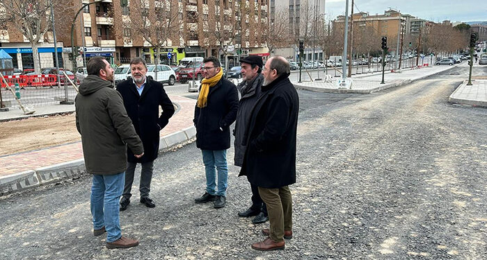 Dolz y Cavero visitan las obras de urbanización del entorno de la antigua harinera, en avenida Hermanos Becerril 1 Dolz y Cavero visitan las obras de urbanización del entorno de la antigua harinera, en avenida Hermanos Becerril