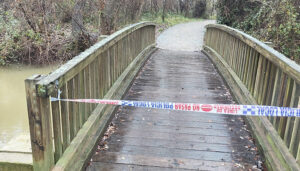 El Ayuntamiento de Cuenca recomienda no transitar por las zonas aledañas al Júcar por el aumento de su caudal