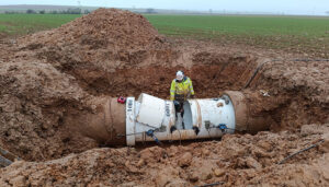 El equipo de Redes de la MAS repara dos fugas en la vieja conducción que va desde Beleña hasta a la planta potabilizadora