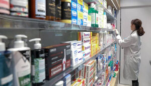 En funcionamiento 44 botiquines para mejorar la prestación sanitaria integral en áreas despobladas con el avance del Plan de Mejora de Asistencia Farmacéutica 2 El Gobierno regional concede 286.000 euros a 30 municipios de Cuenca para poner en marcha botiquines farmacéuticos