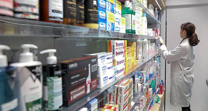 En funcionamiento 44 botiquines para mejorar la prestación sanitaria integral en áreas despobladas con el avance del Plan de Mejora de Asistencia Farmacéutica 1 El Gobierno regional concede 286.000 euros a 30 municipios de Cuenca para poner en marcha botiquines farmacéuticos