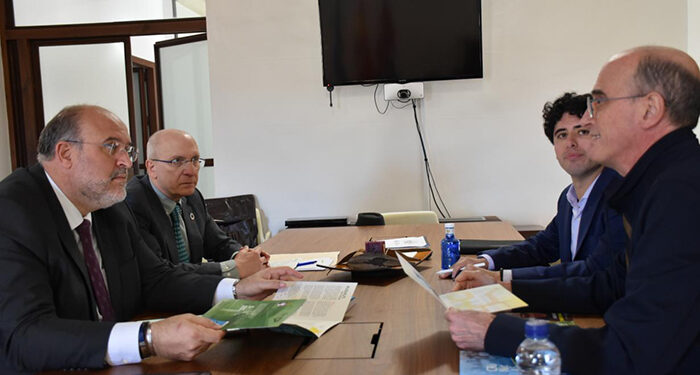 El Gobierno regional se interesa por el trabajo de ‘Proyecto Arraigo’ para atraer nuevos pobladores a municipios afectados por la despoblación