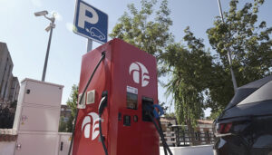 El uso del punto municipal de carga de vehículos eléctricos de Azuqueca ha pasado de 19 en agostoa 73 en diciembre