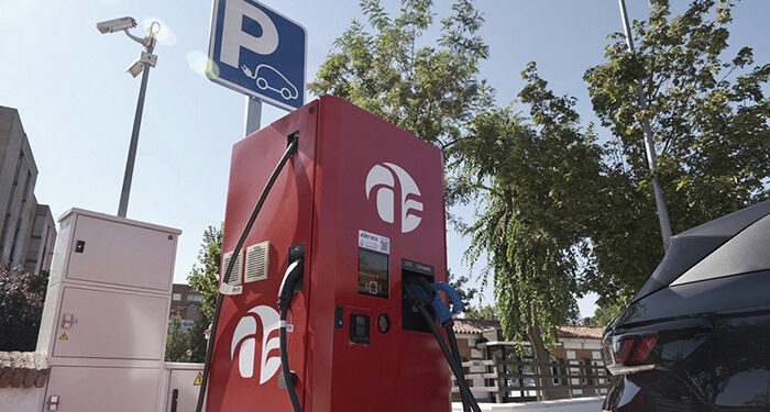 El uso del punto municipal de carga de vehículos eléctricos de Azuqueca ha pasado de 19 en agostoa 73 en diciembre