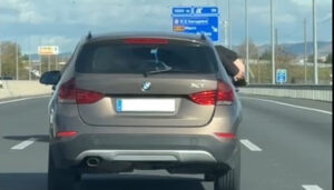 Enseñar el culo por las ventanillas del coche por la A-2 puede tener consecuencias graves la Guardia Civil de Guadalajara lo investiga