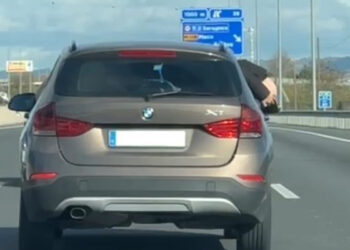 Enseñar el culo por las ventanillas del coche por la A-2 puede tener consecuencias graves la Guardia Civil de Guadalajara lo investiga