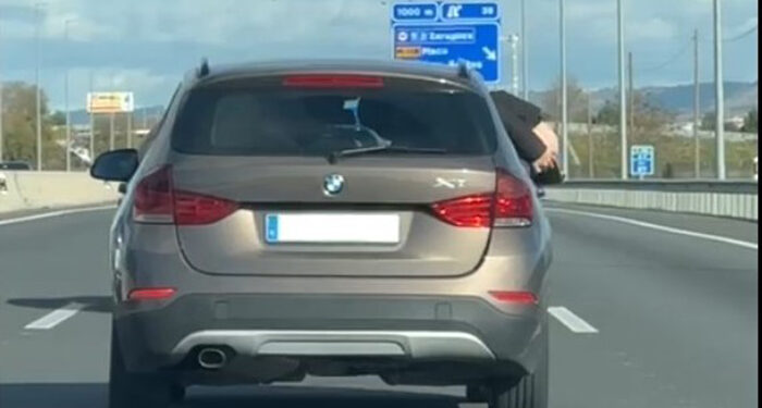 Enseñar el culo por las ventanillas del coche por la A-2 puede tener consecuencias graves la Guardia Civil de Guadalajara lo investiga