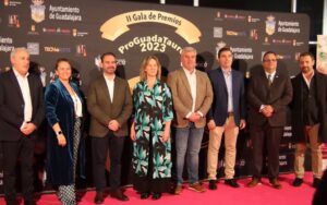 Guarinos entrega el premio “Capote ProGuadaTauro” a Víctor Hernández
