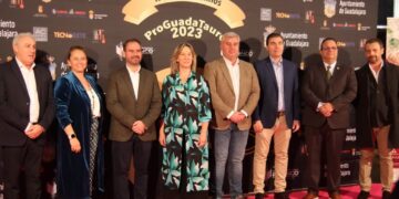 Guarinos entrega el premio “Capote ProGuadaTauro” a Víctor Hernández