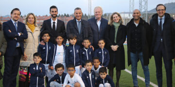 Guarinos recibe a Arbeloa en su visita a la escuela de la Fundación Real Madrid