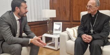 José Luis Escudero mantiene un encuentro con el nuevo obispo de la Diócesis de Sigüenza-Guadalajara, Julián Ruiz Martorell
