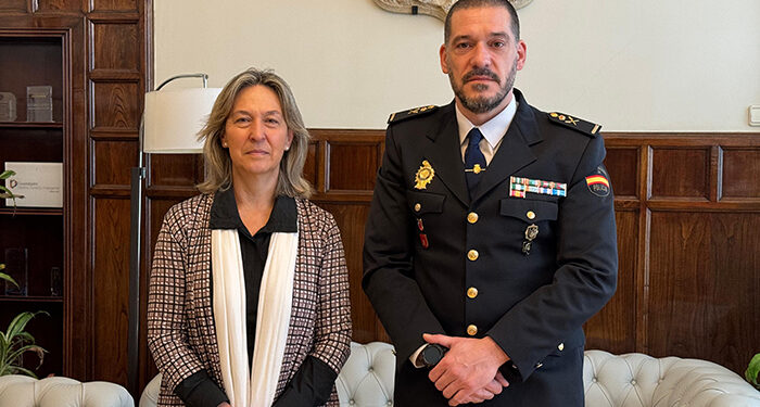 Ana Guarinos felicita al comisario Luis Jesús Esteban, jefe del GEO, por su reciente nombramiento 1 La alcaldesa, Ana Guarinos junto al comisario Luis Jesús Esteban