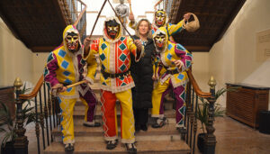 La botarga de Guadalajara repartió higos por San Antón al ritmo del alhiguí