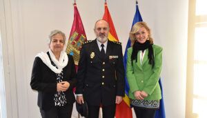 La delegada de la Junta da la bienvenida al nuevo comisario de la Policía Nacional de Cuenca, Manuel Domínguez Corcobado
