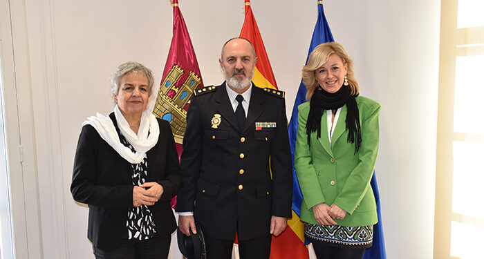 La delegada de la Junta da la bienvenida al nuevo comisario de la Policía Nacional de Cuenca, Manuel Domínguez Corcobado 1 La delegada de la Junta da la bienvenida al nuevo comisario de la Policía Nacional de Cuenca, Manuel Domínguez Corcobado
