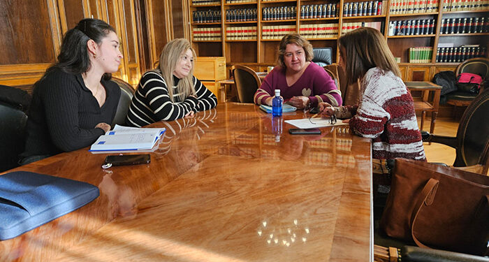 La Diputación y el Ayuntamiento ofrecen todo su apoyo a la primera asociación de mujeres gitanas de Cuenca 1 La Diputación y el Ayuntamiento ofrecen todo su apoyo a la primera asociación de mujeres gitanas de Cuenca
