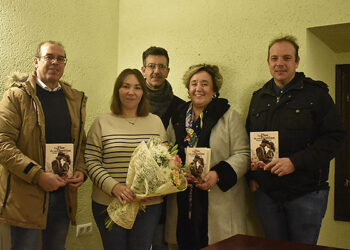 La escritora Sonia Manjavacas presenta en El Pedernoso, su primera novela, “La Flor de mi Destino”