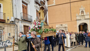 La festividad de San Antón atrae a numerosos conquenses en un lluvioso día