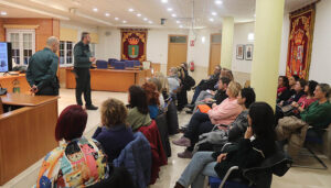 La Guardia Civil enseña seguridad informática y alerta de riesgos en internet a padres y madres de Cabanillas