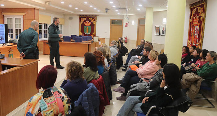 La Guardia Civil enseña seguridad informática y alerta de riesgos en internet a padres y madres de Cabanillas 1 La Guardia Civil enseña seguridad informática y alerta de riesgos en internet a padres y madres de Cabanillas