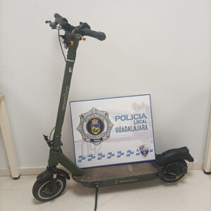 La Policía Local de Guadalajara denuncia al conductor de un patinete eléctrico por saltarse un semáforo en rojo, ir bebido y llevar a un ocupante