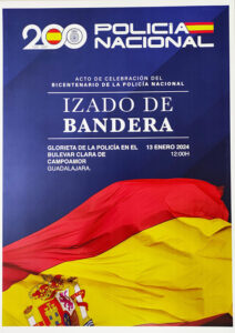 La Policía Nacional cumple 200 años al servicio de España y lo celebra en Guadalajara izando una gran bandera en rotonda