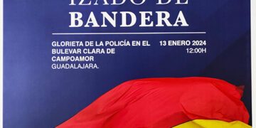 La Policía Nacional cumple 200 años al servicio de España y lo celebra en Guadalajara izando una gran bandera en «rotonda»