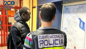 La Policía Nacional de Guadalajara recupera parte del dinero de un ciudadano que quedó en el cajero automático tras una operación fallida