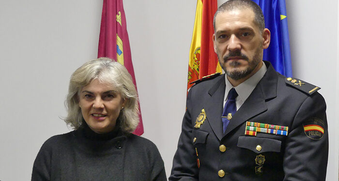 La subdelegada del Gobierno en Guadalajara recibe al comisario del GEO, que se incorpora a un nuevo destino