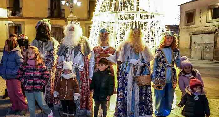 Los Reyes Magos ilusionan a niños y mayores en Pareja