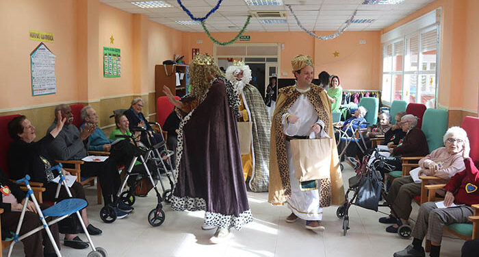 Los Reyes Magos visitan el Centro de Mayores de Cabanillas, con una gran televisión de regalo 1 Los Reyes Magos visitan el Centro de Mayores de Cabanillas, con una gran televisión de regalo