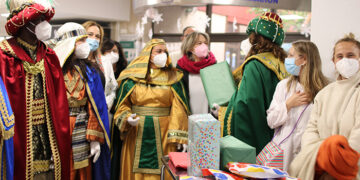 Melchor, Gaspar y Baltasar visitan diferentes centros sociosanitarios de Guadalajara y el Hospital en el Día de Reyes