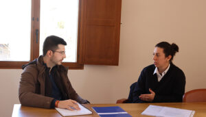 Román García se interesa por el trabajo del nuevo equipo del PP de Valdarachas con Beatriz Troyano a la cabeza