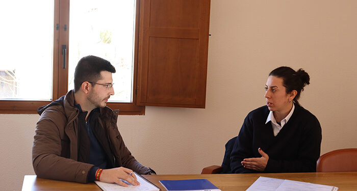 Román García se interesa por el trabajo del nuevo equipo del PP de Valdarachas con Beatriz Troyano a la cabeza