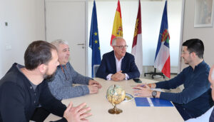 Román García se reúne con el alcalde de Yebes-Valdeluz destacando sus reivindicaciones en el ámbito educativo y sanitario