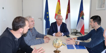 Román García se reúne con el alcalde de Yebes-Valdeluz destacando sus reivindicaciones en el ámbito educativo y sanitario