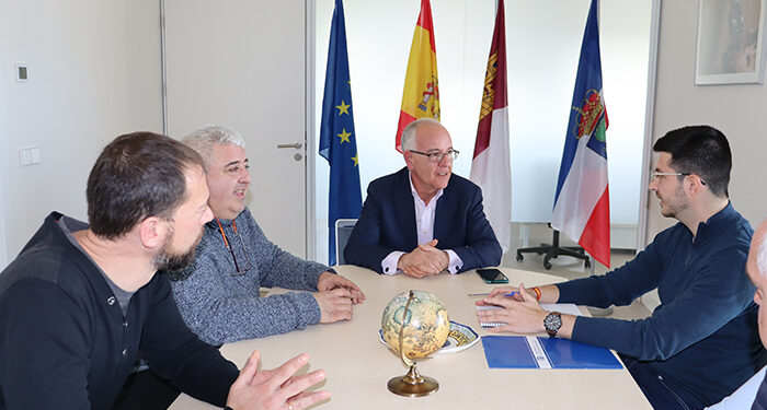 Román García se reúne con el alcalde de Yebes-Valdeluz destacando sus reivindicaciones en el ámbito educativo y sanitario