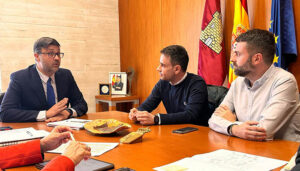 Salinas se reúne con el consejero de Educación de la Junta para buscar alternativas a la obra de ampliación del instituto de Cabanillas