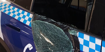 Un conductor agrede a policías locales de Guadalajara, causa daños en los coches patrulla y en las instalaciones..., después de negarse a la prueba de alcoholemia