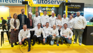 Vega entrega dos nuevas chaquetillas de embajadores de la marca DeGUsta Guadalajara en Madrid Fusión