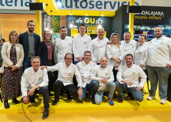 Vega entrega dos nuevas chaquetillas de embajadores de la marca DeGUsta Guadalajara en Madrid Fusión 6 Vega entrega dos nuevas chaquetillas de embajadores de la marca DeGUsta Guadalajara en Madrid Fusión