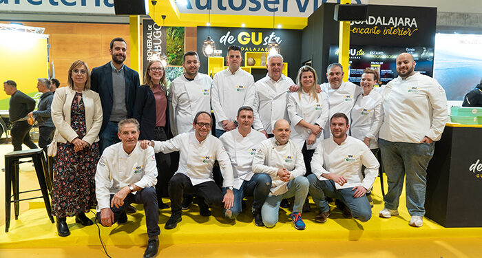 Vega entrega dos nuevas chaquetillas de embajadores de la marca DeGUsta Guadalajara en Madrid Fusión