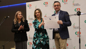 Ana Guarinos entrega al periodista Antonio Herráiz el premio Libertad de Expresión