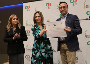 Ana Guarinos entrega al periodista Antonio Herraiz el premio Libertad de Expresión